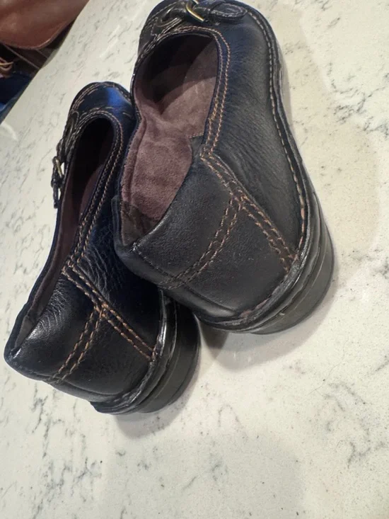 Clarks Women's Y2K Black Leather Ballet Flats with Brass Ring Buckle Accent - Picture 7 of 10